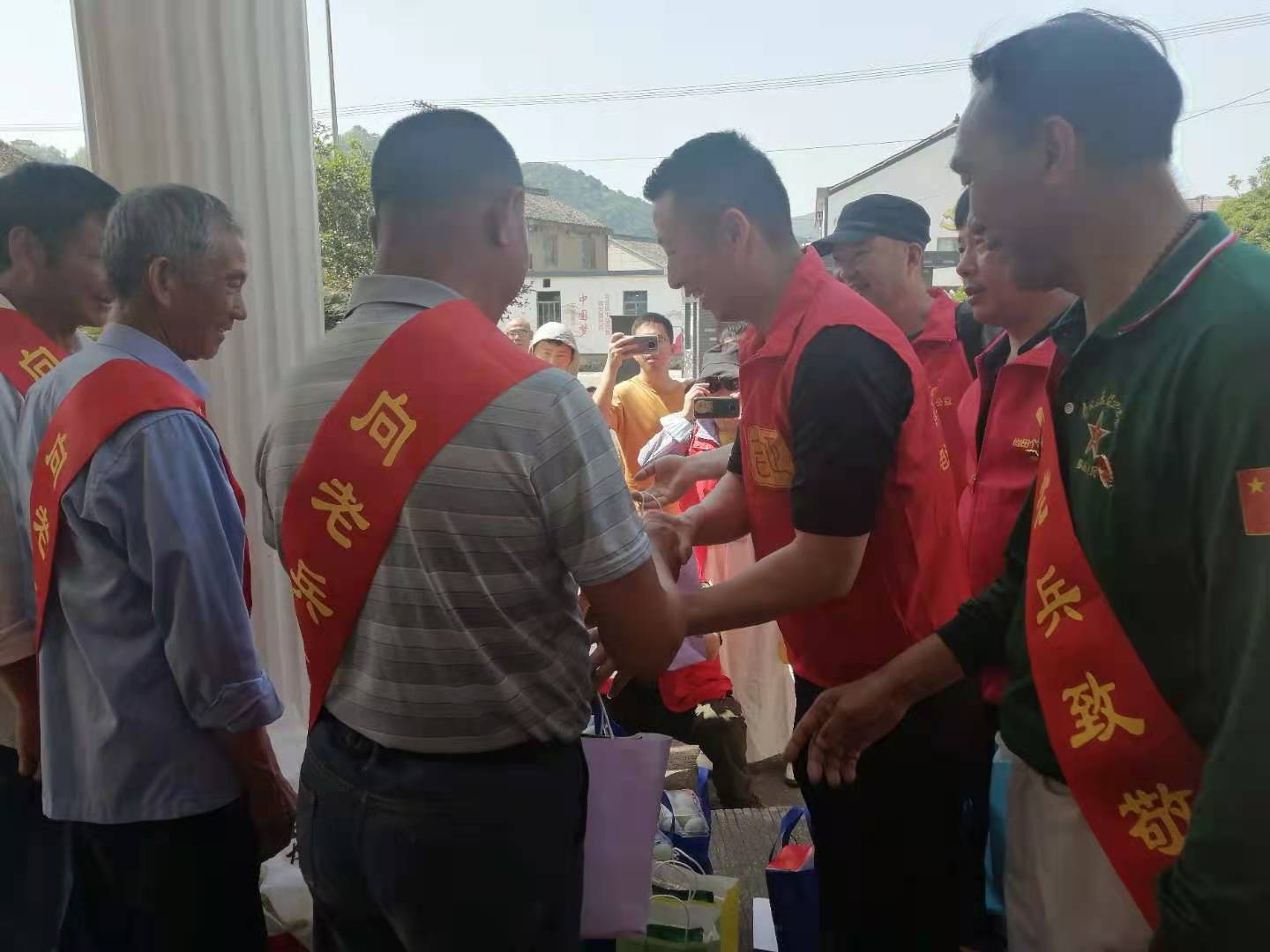 慰问老兵.jpg 慰问老兵.jpg